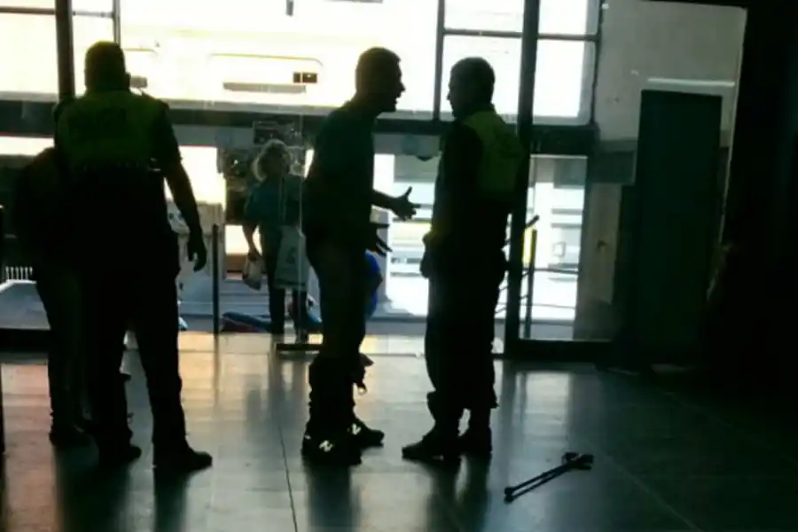 A modo de protesta, un hombre se bajó los pantalones en la SAT y generó un escándalo