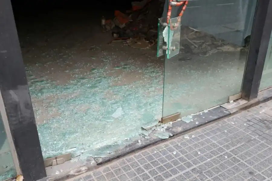 Calles cortadas, árboles caídos y techos derribados por el fuerte viento