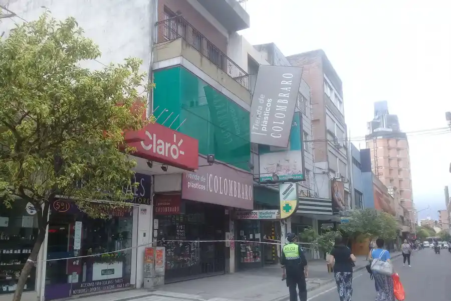 Calles cortadas, árboles caídos y techos derribados por el fuerte viento