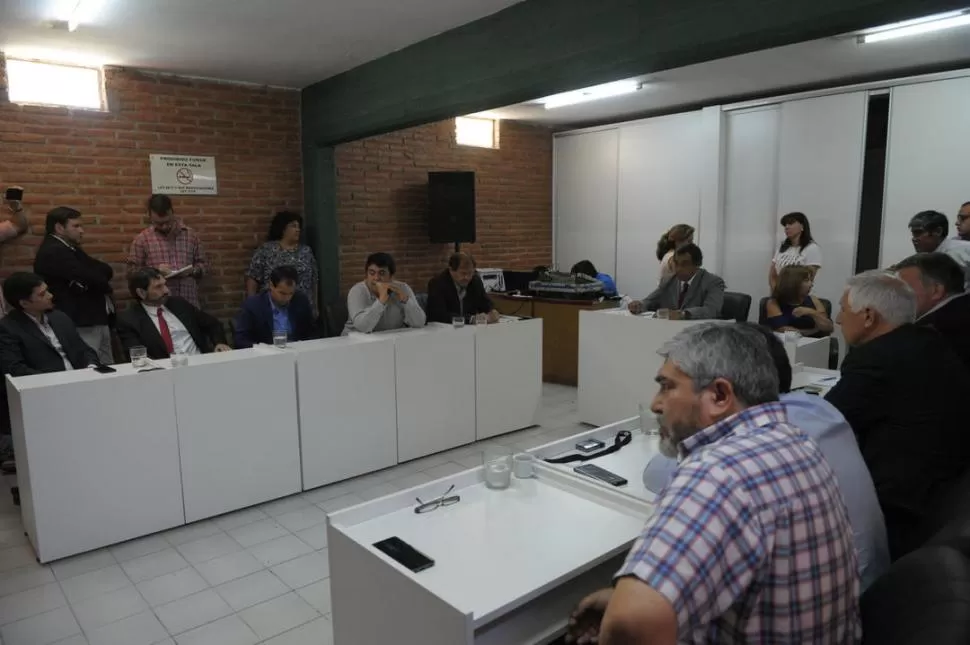EN EL RECINTO. Los representantes vecinales de Yerba Buena llevaron a cabo una sesión ayer en el Concejo. LA GACETA / FOTO DE franco vera