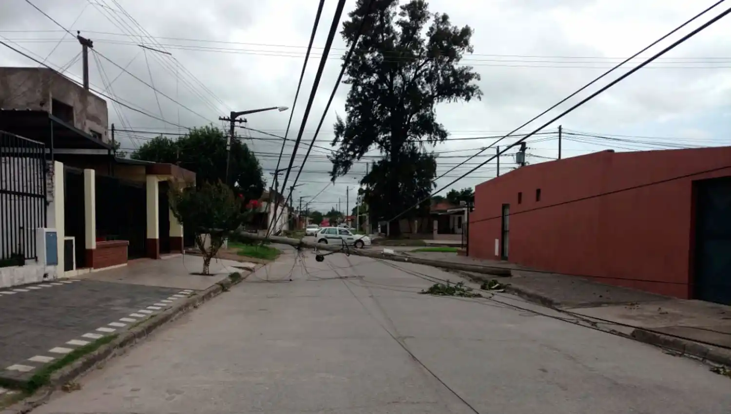 FUERTES VIENTOS. Pasaje Monserrat 3400.