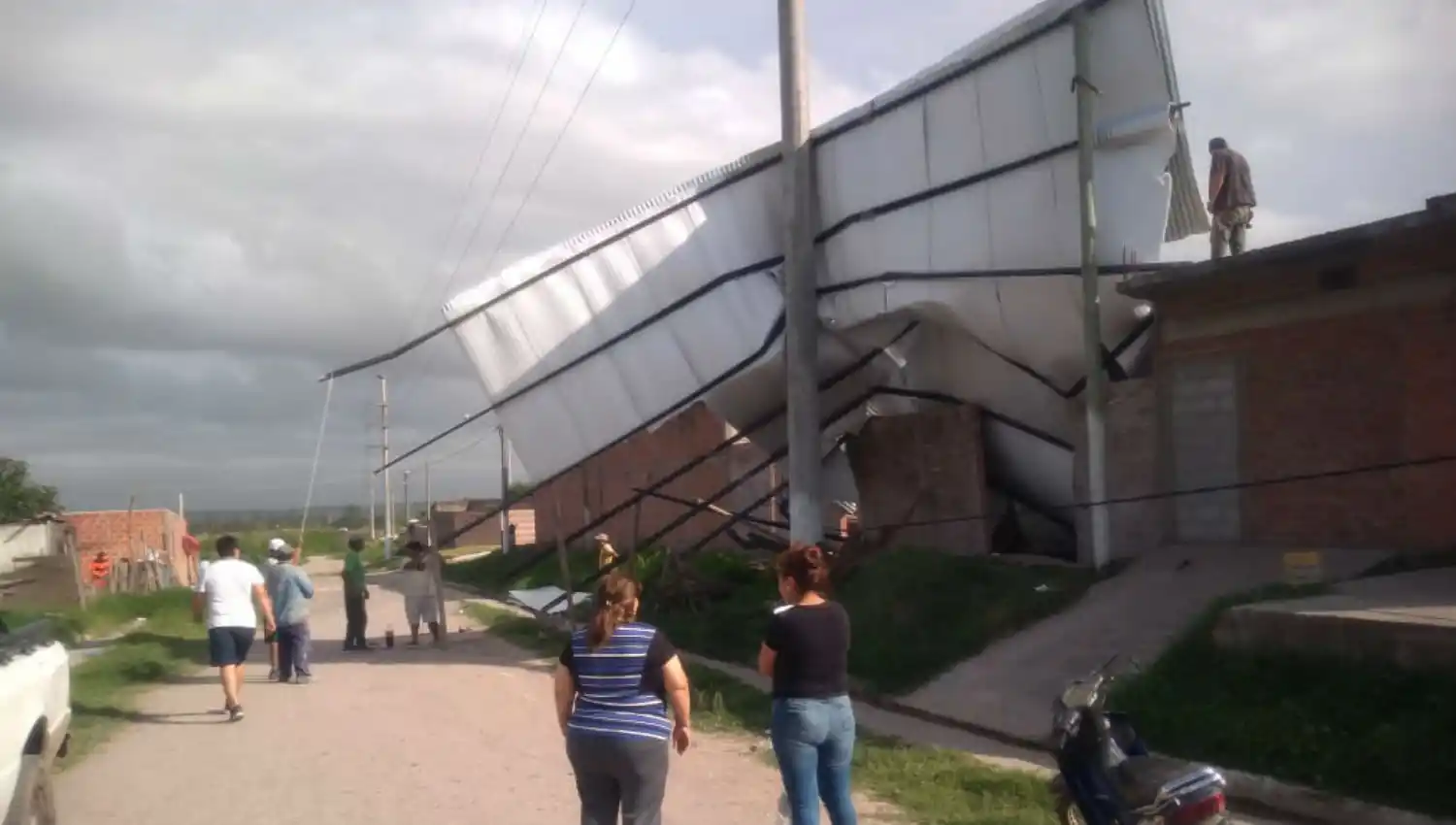 El viento que azotó a Tucumán se convirtió en una trampa mortal: un muerto en Las Talitas