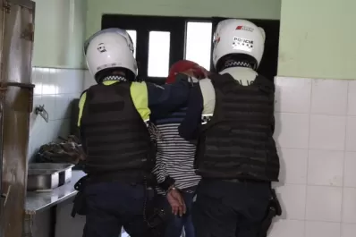 Detienen a un hombre con antecedentes y a una mujer que intentó impedir el procedimiento