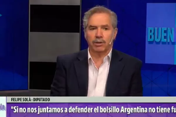 Macri no puede seguir hambreando a los argentinos, arremetió Solá