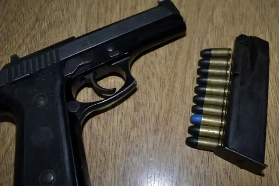 Detienen a un hombre con antecedentes y a una mujer que intentó impedir el procedimiento