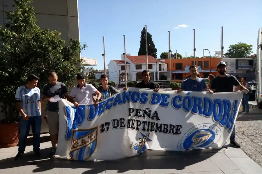 EN CÓRDOBA. Hinchas Decanos se acercaron al hotel para alentar al equipo antes de partir al estadio.