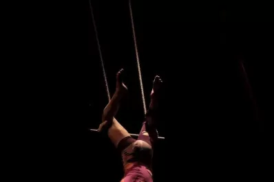 Una obra teatral que se eleva a las alturas del trapecio y de las telas