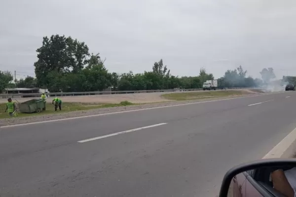 Recogen la basura y la quema en la misma autopista de San Cayetano