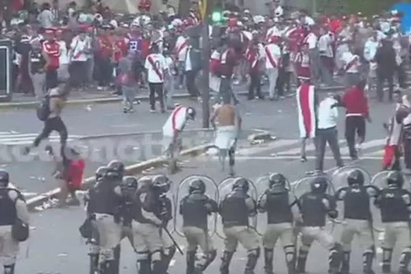 Luego de la suspensión: corridas y balas de goma en las afueras del Monumental