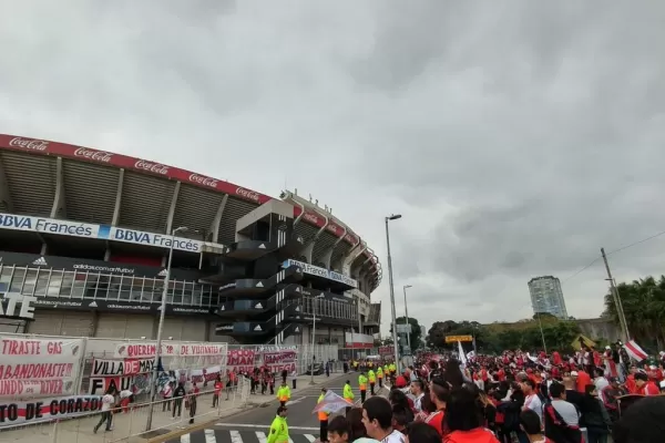 Se abrieron las puertas del Monumental y una multitud de hinchas de River comenzó a ingresar