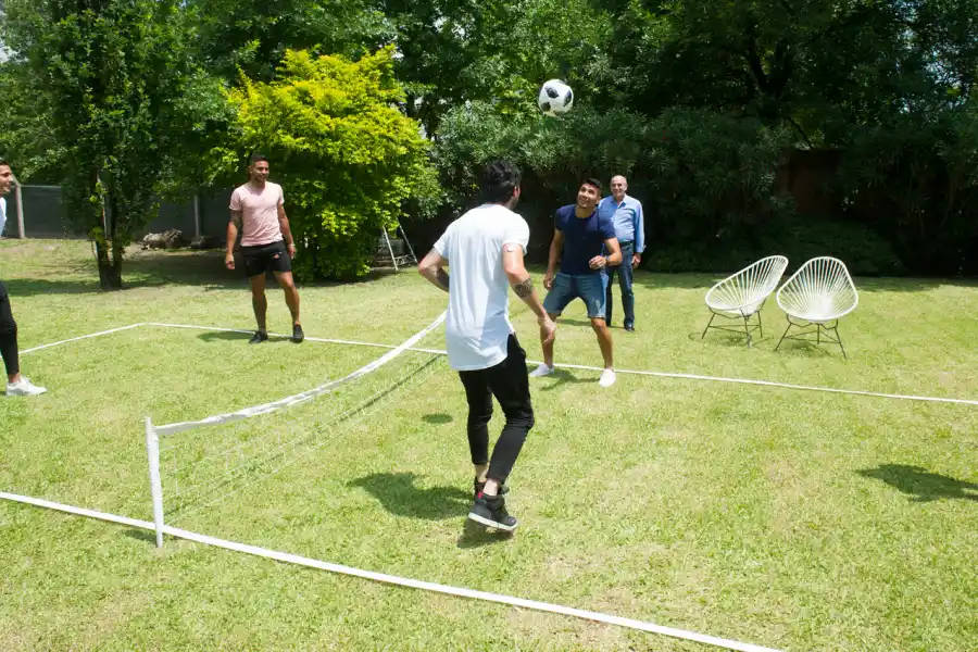 FÚTBOL TENIS. Atlético y San Martín se enfrentaron por tres puntos.