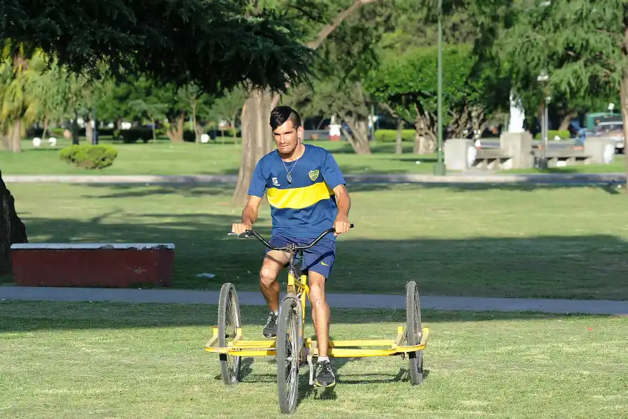 Luis en su bicicleta, la que utiliza para trasladarse y trabajar como cadete.