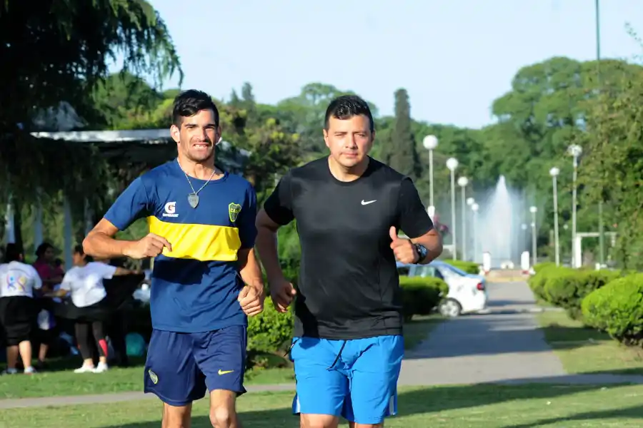 Luis y Matías, su entrenador.