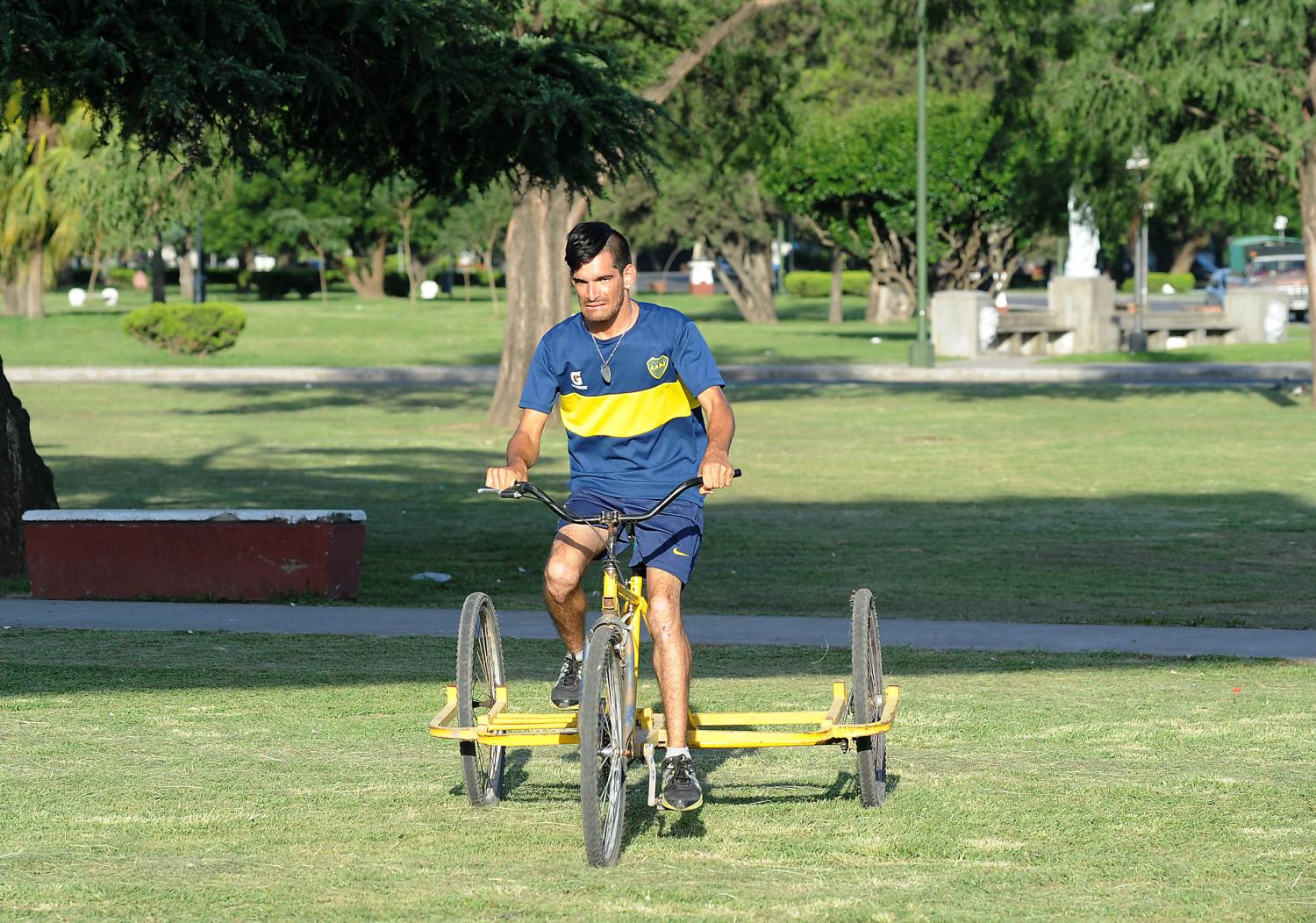Luis en su bicicleta, la que utiliza para trasladarse y trabajar como cadete.