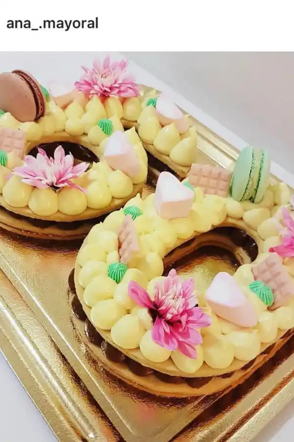 NUMBER CAKE. Con masa de tarta y decorada con flores y macarons (de Ana Mayoral). Gentileza Ana Mayoral.- 