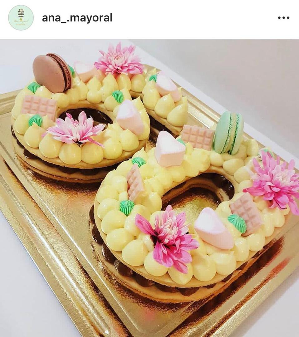 NUMBER CAKE. Con masa de tarta y decorada con flores y macarons (de Ana Mayoral). Gentileza Ana Mayoral.- 