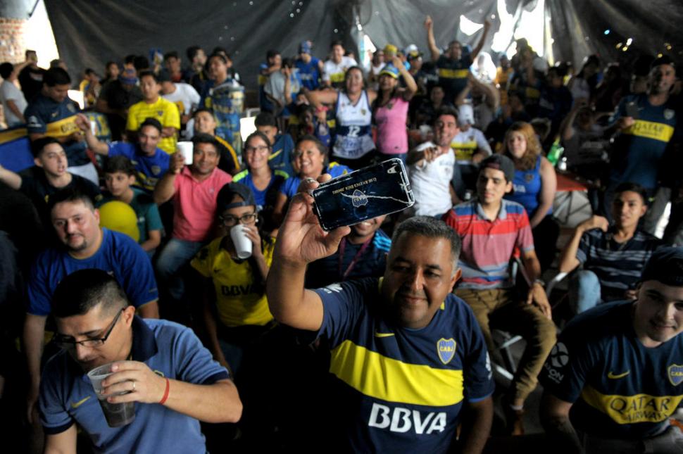 SIEMPRE JUNTOS. Los fans de Boca se juntan desde hace seis años. El sueño de ganar la Copa no se les ha ido. LA GACETA / FOTO DE franco vera