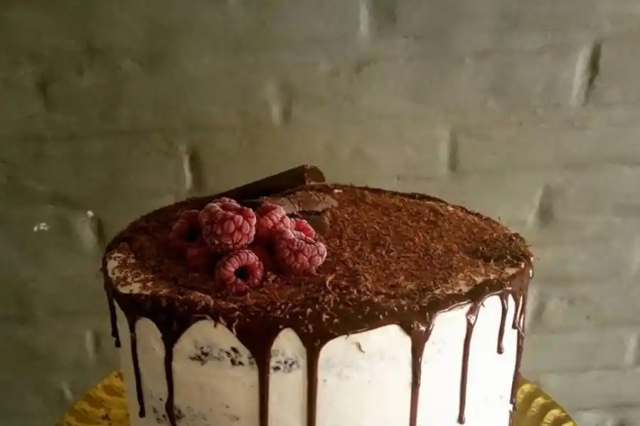 DRIP CAKE. La cobertura se desliza por las paredes del pastel altísimo (de Paula Capuano). Gentileza Paula Capuano.- 