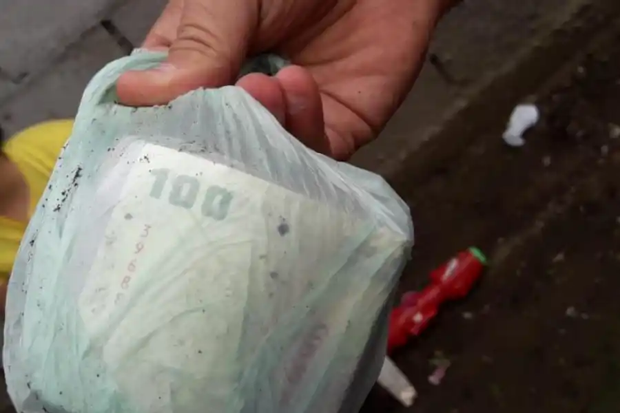 ENVOLTORIO. La bolsa, con restos de tierra, deja ver que contiene plata.   