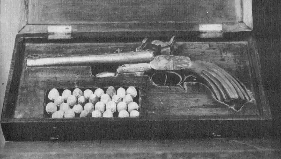 PISTOLA Y BALAS. Arma que utilizaba en sus campañas el general Peñaloza