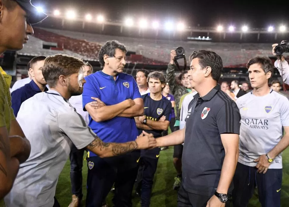 EN SOLIDARIDAD. Mientras el plantel de Boca esperaba poder salir del estadio, Gallardo se acercó a saludarlos en el campo. TÉLAM