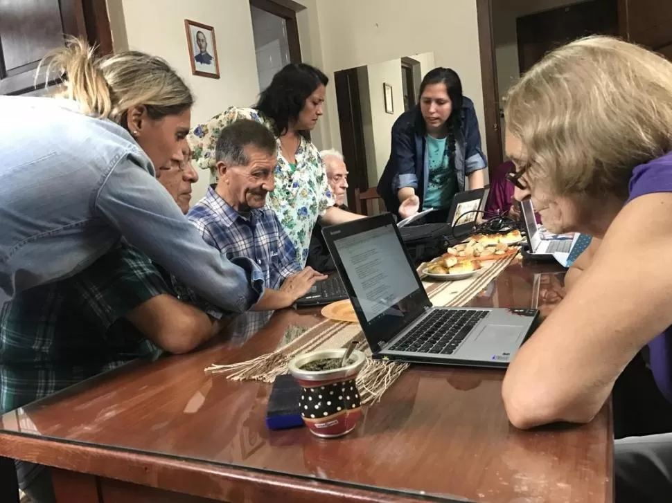 NUEVOS APRENDIZAJES. Adultos mayores “animándosele”a la computadora, en la Fundación Redes. LA GACETA / FOTO DE INÉS QUINTEROS ORIO.- 