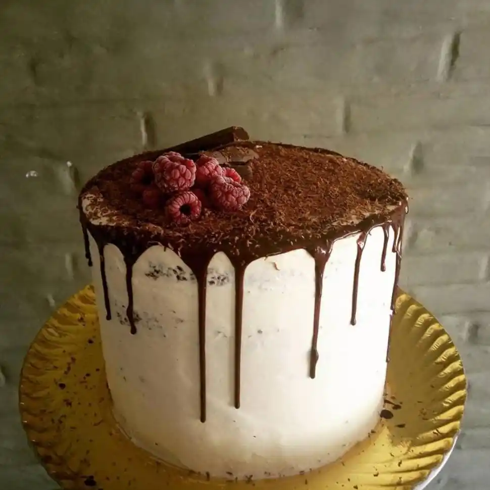 DRIP CAKE. La cobertura se desliza por las paredes del pastel altísimo (de Paula Capuano). Gentileza Paula Capuano.- 