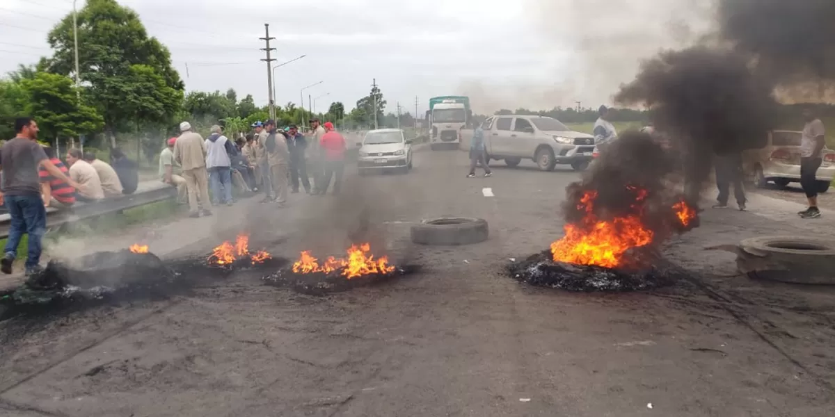 CORTE DE RUTA. Los obreros protestaron ayer con una quema de cubiertas.
