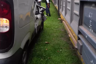 Una camioneta impactó contra el tren en Bernabé Aráoz y Bolívar