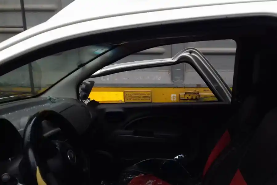 Una camioneta impactó contra el tren en Bernabé Aráoz y Bolívar