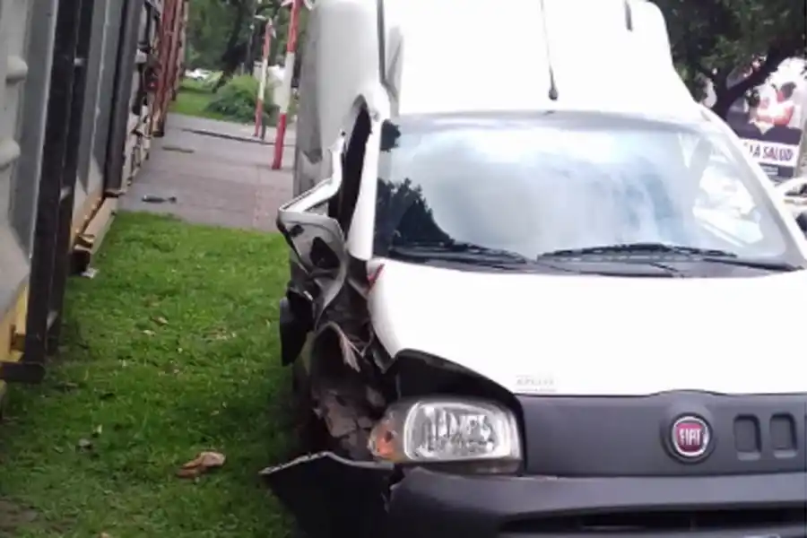 Una camioneta impactó contra el tren en Bernabé Aráoz y Bolívar