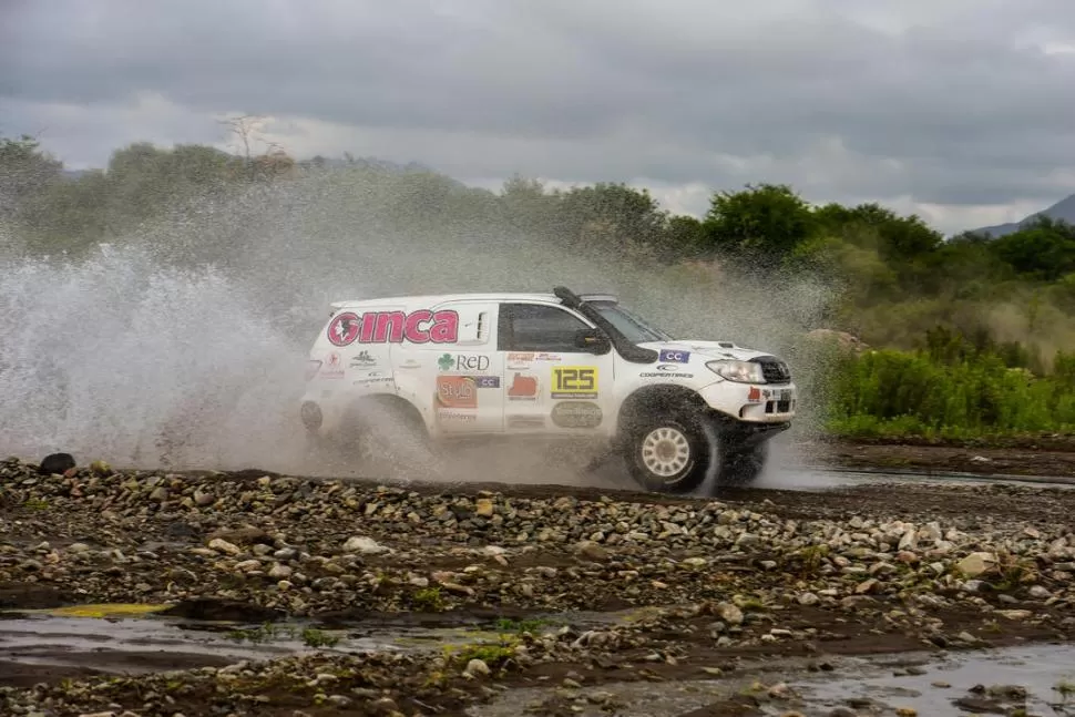 PUSIERON TODO. Rodolfo y Nicolás Bollero, pese a los problemas con la Toyota SW4, pudieron llegar a la línea de meta. PACO FOTO AGENCIA 