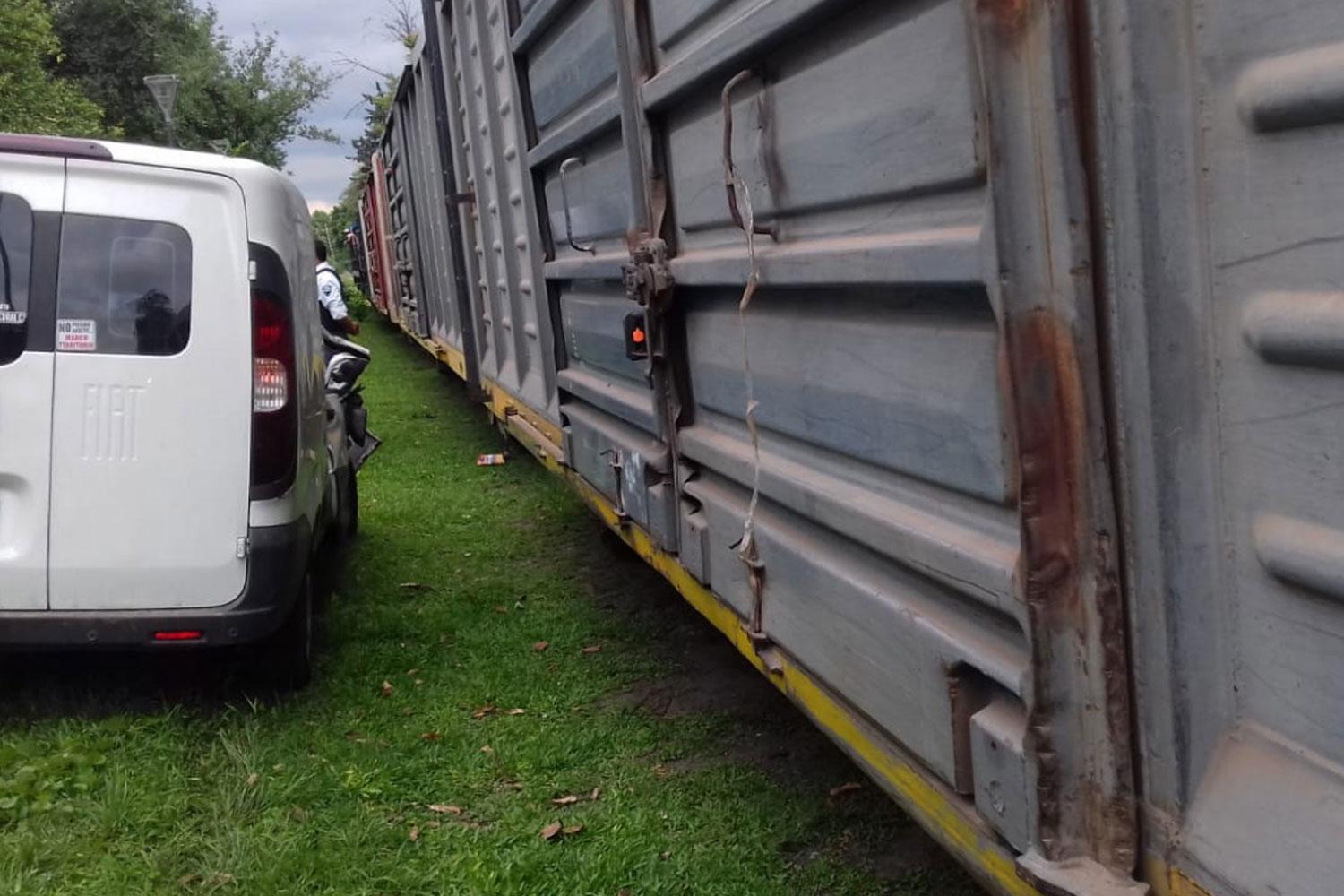 Una camioneta impactó contra el tren en Bernabé Aráoz y Bolívar