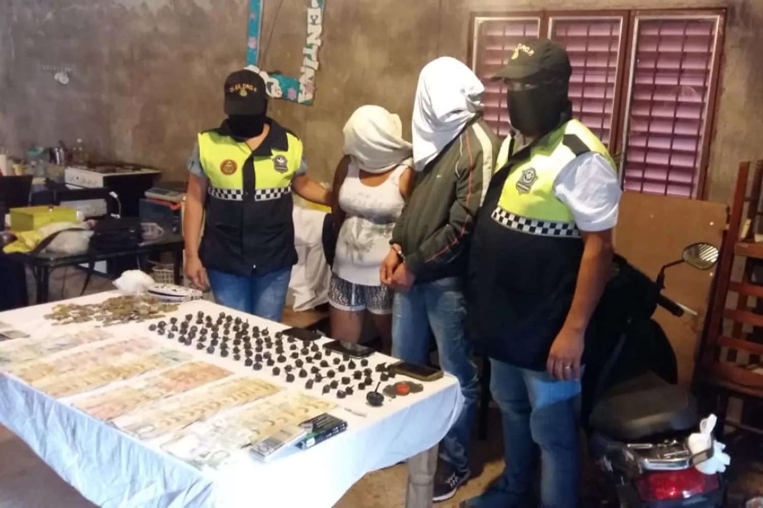 Cayeron dos grupos por venta de drogas en Villa 9 de Julio