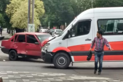 Susto y tensión: chocaron un auto y un transporte escolar que llevaba niños