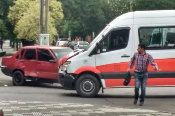 Susto y tensión: chocaron un auto y un transporte escolar que llevaba niños