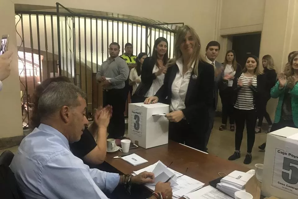 PRIMERA MUJER. Sánchez Blas votó en las oficinas de la Caja Popular.