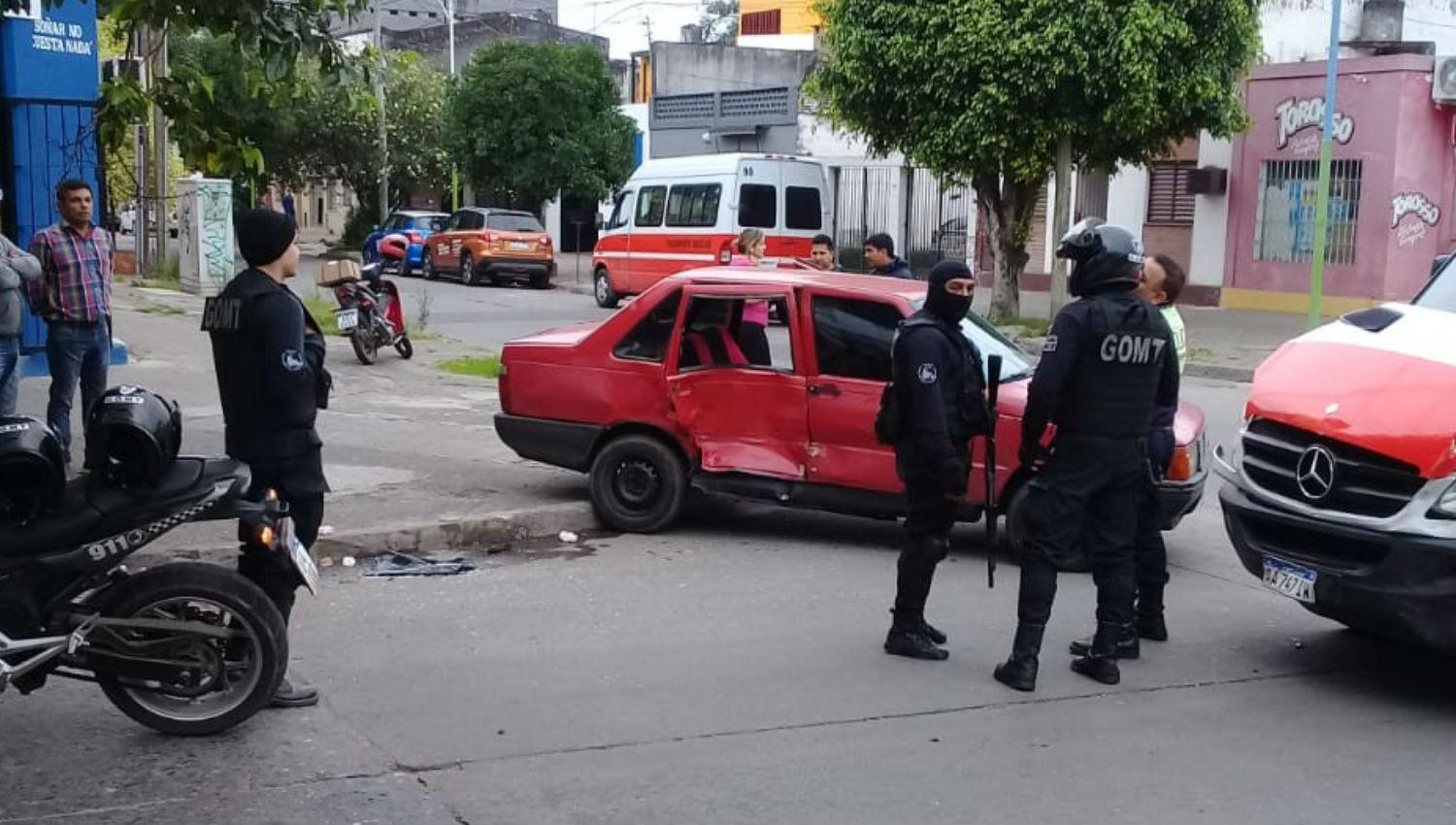 Susto y tensión: chocaron un auto y un transporte escolar que llevaba niños