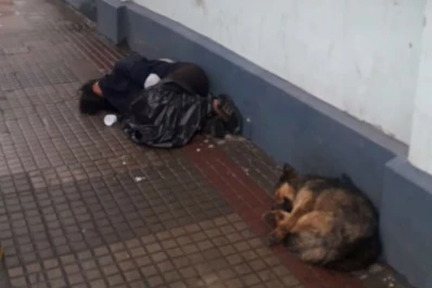 Deambula por la calle y duerme junto a los perros: nadie se ocupa de ella