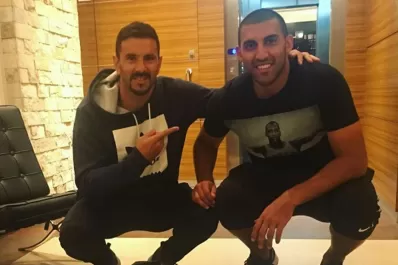 Jugadores de Boca donaron botines a los de All Boys, que tienen su estadio clausurado