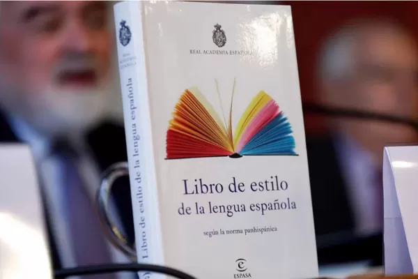La RAE le puso un freno al lenguaje inclusivo e incorporó palabras como Guasap, yutubero y tqm