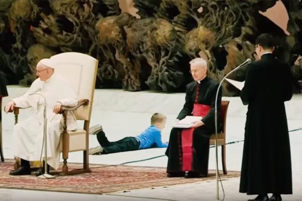 Video: un niño argentino indisciplinado jugó junto al papa Francisco durante una audiencia