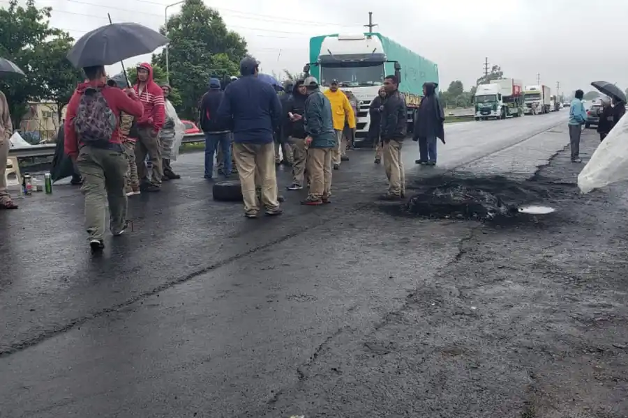 Trabajadores de los ingenios Santa Rosa y La Corona vuelven a cortar la ruta 38