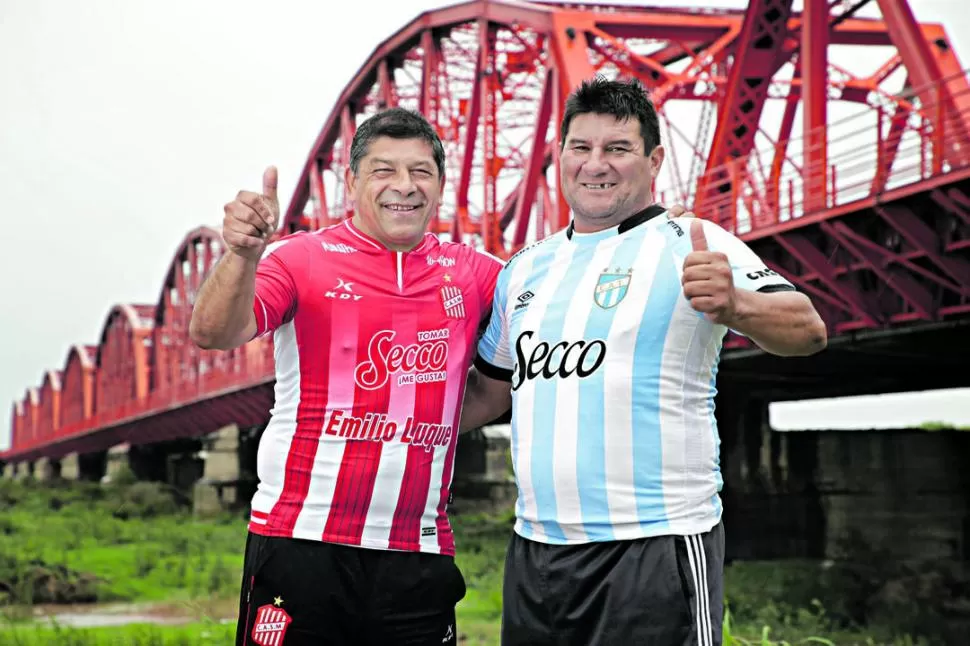 POSTAL DE LUJO. Alfredo Juárez y Walter Jiménez posan para LG Deportiva con el puente carretero santiagueño de fondo. foto de José Gómez 