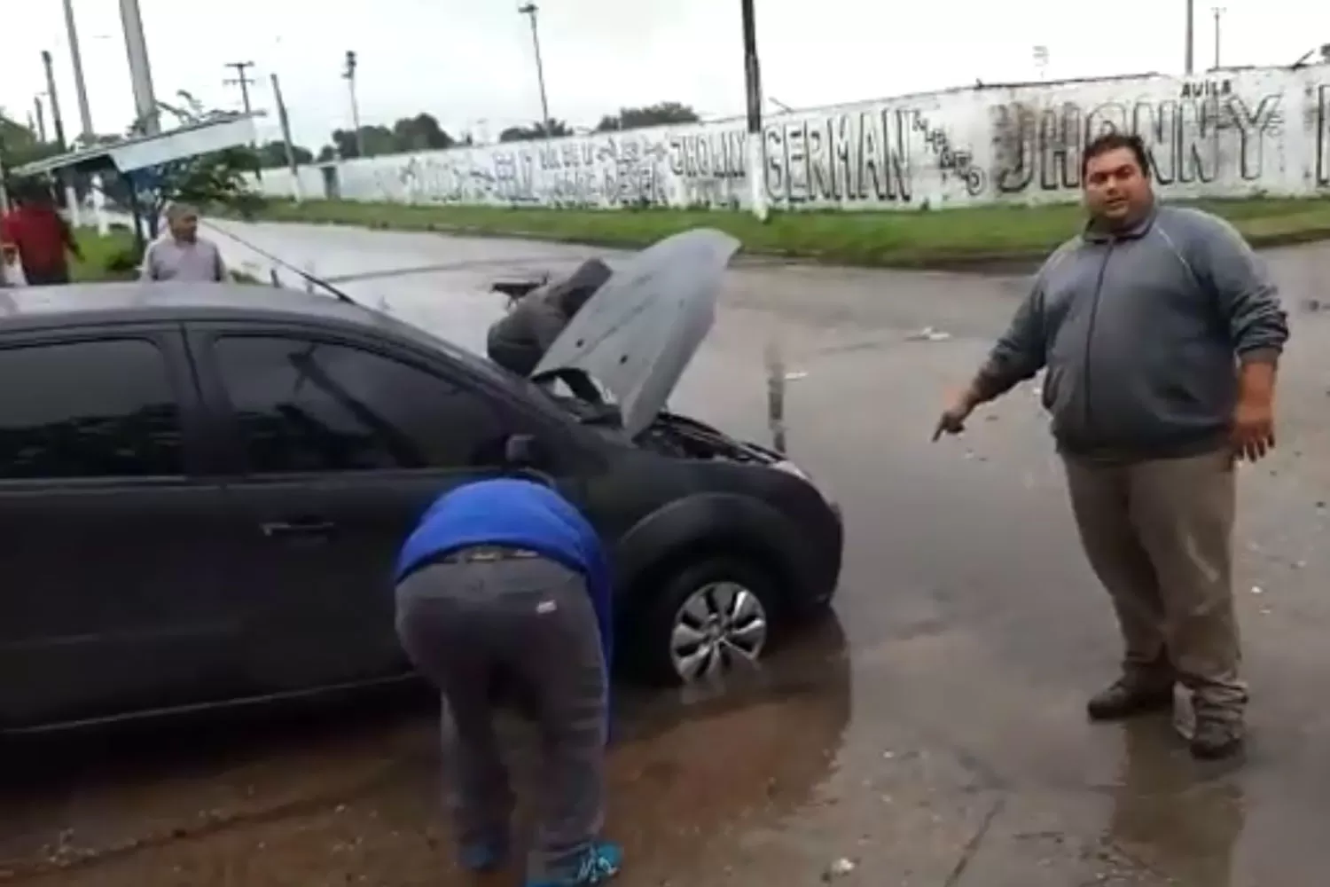 Video: agarró un pozo, se le rompió el auto y le exige al intendente que se haga cargo