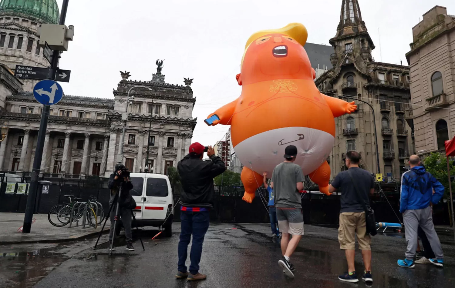 Reunión del G20 en Argentina: un Trump bebé en el Congreso inauguró las protestas contra la cumbre