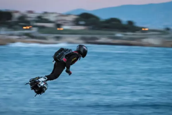 Video: Francia mostró la patineta voladora que utilizarán los militares de ese país