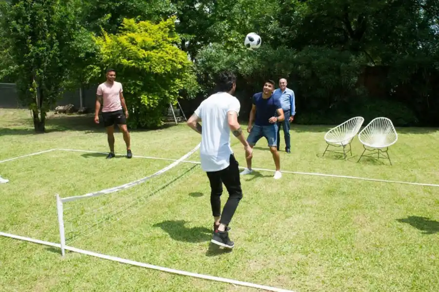 FÚTBOL TENIS. Jugadores de San Martín y Atlético calentaron la previa con un juego de camaradería.