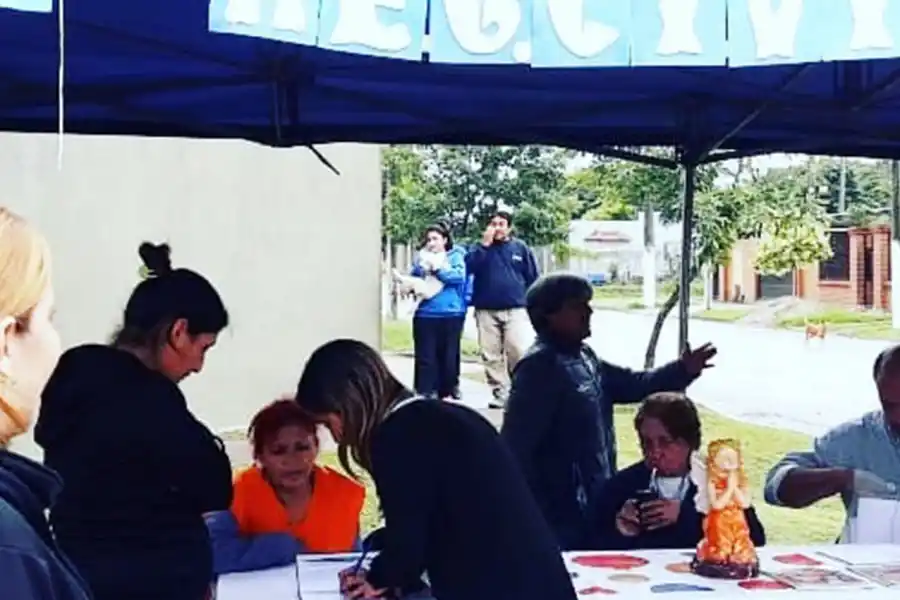 PRESENCIA POLÍTICA. La carpa de Ramón Santiago Cano se ubicó a metros del ataque a Albornoz. 