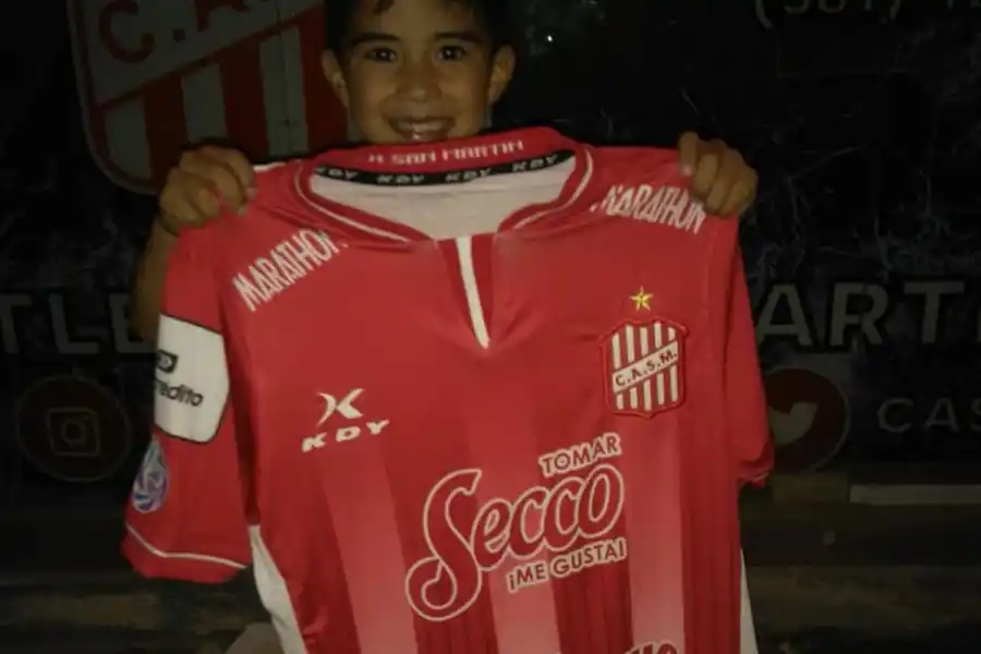 Santino con la camiseta que le regaló Purita (la que usó contra Racing)
